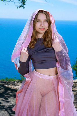 Saphir Shows Her Puffy Pussy