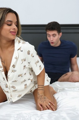 Amirah Adara And Isabella Jules Swap Stepfamilies For A Foursome In Bed - 08